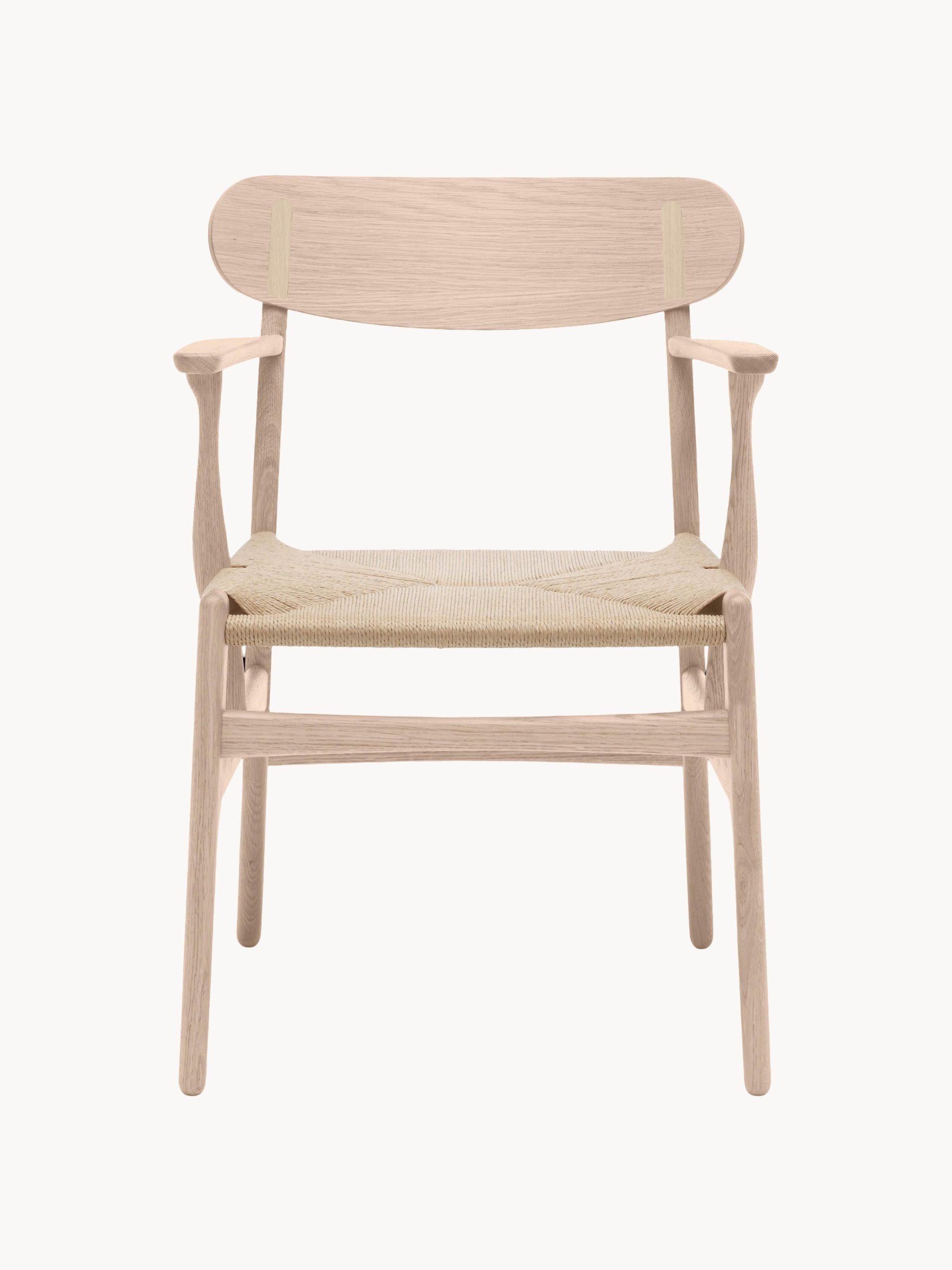 Silla de madera con asiento tejido a mano y reposabrazos CH36