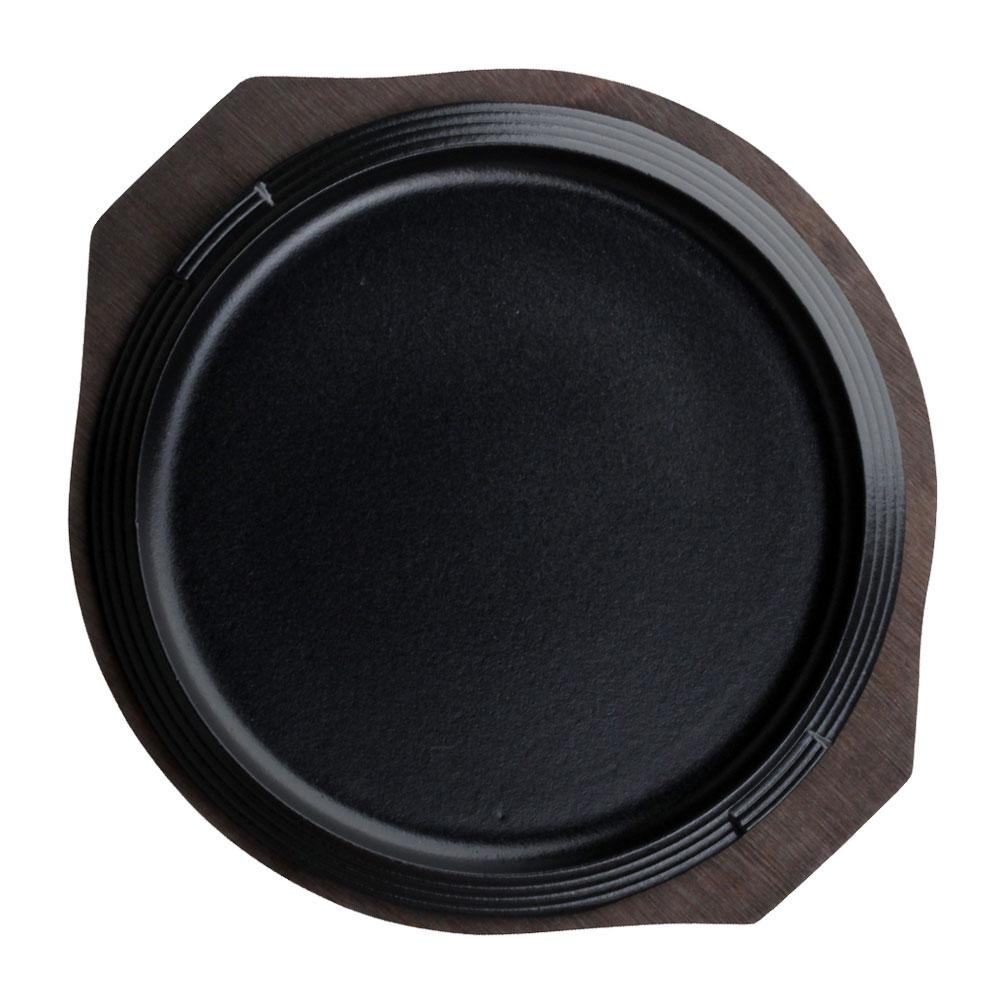 Plato de Hierro Fundido para Plancha 1946 con Bandeja de Madera Color Oscuro. Ø Plato 26 cm. Medidas Set: 32x35x4 cm.