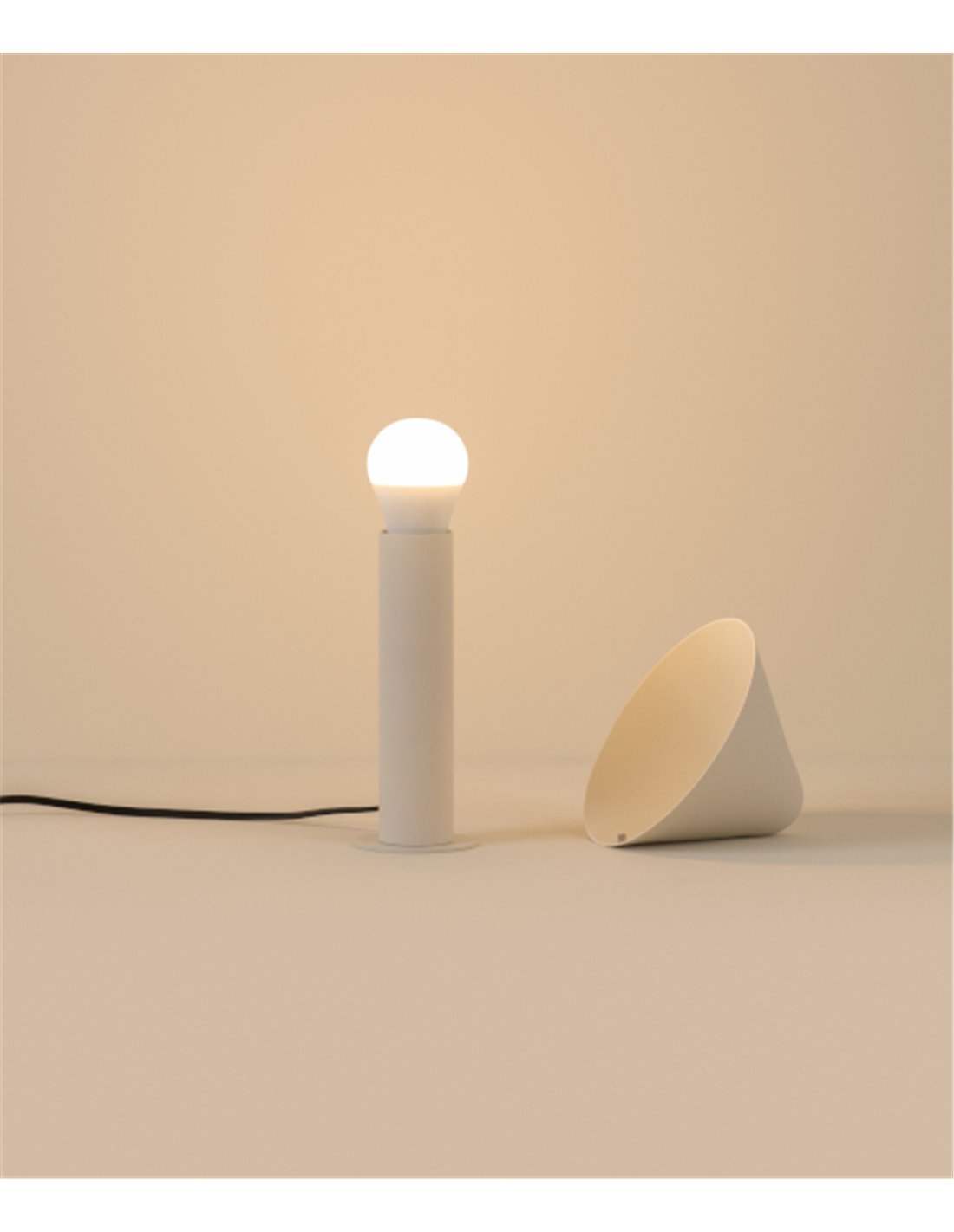 Lámpara de mesa Shita - Milan - Lámpara minimalista con pantalla orientable